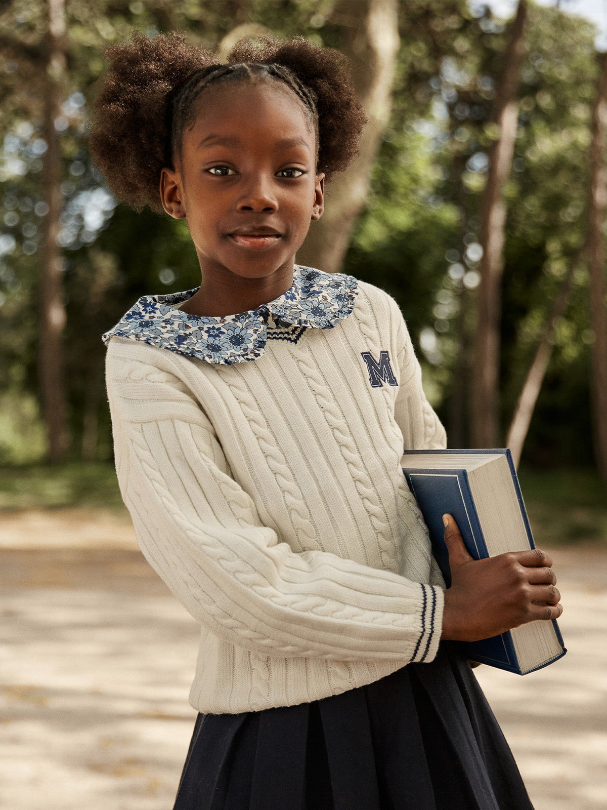 Pull écru à broderie "M" et col V bleu marine Fille - 2